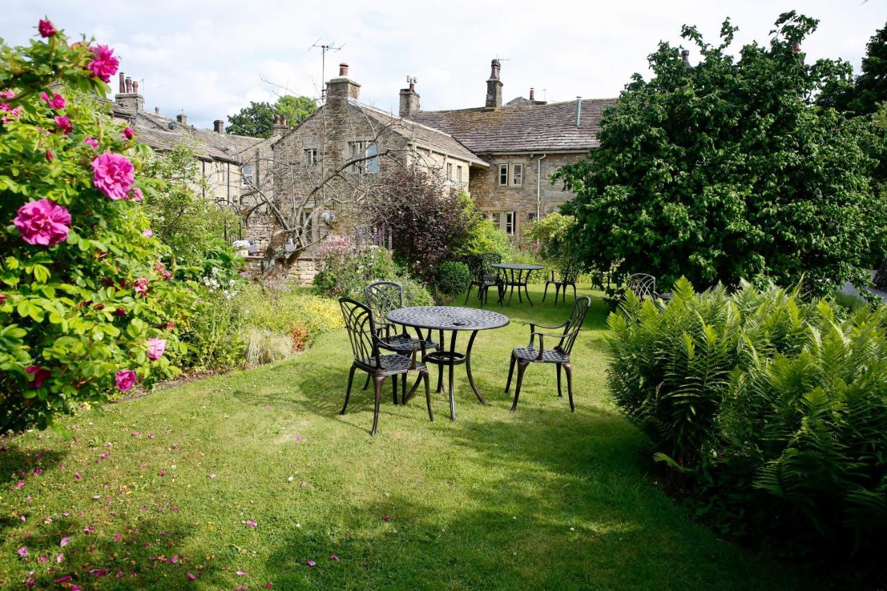 Ashfield House Hotell Grassington Exteriör bild The garden of the Old Swan