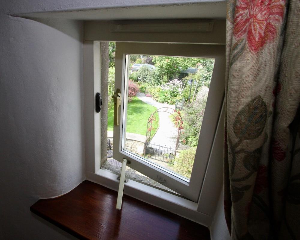 Ashfield House Hotell Grassington Exteriör bild A window open for ventilation