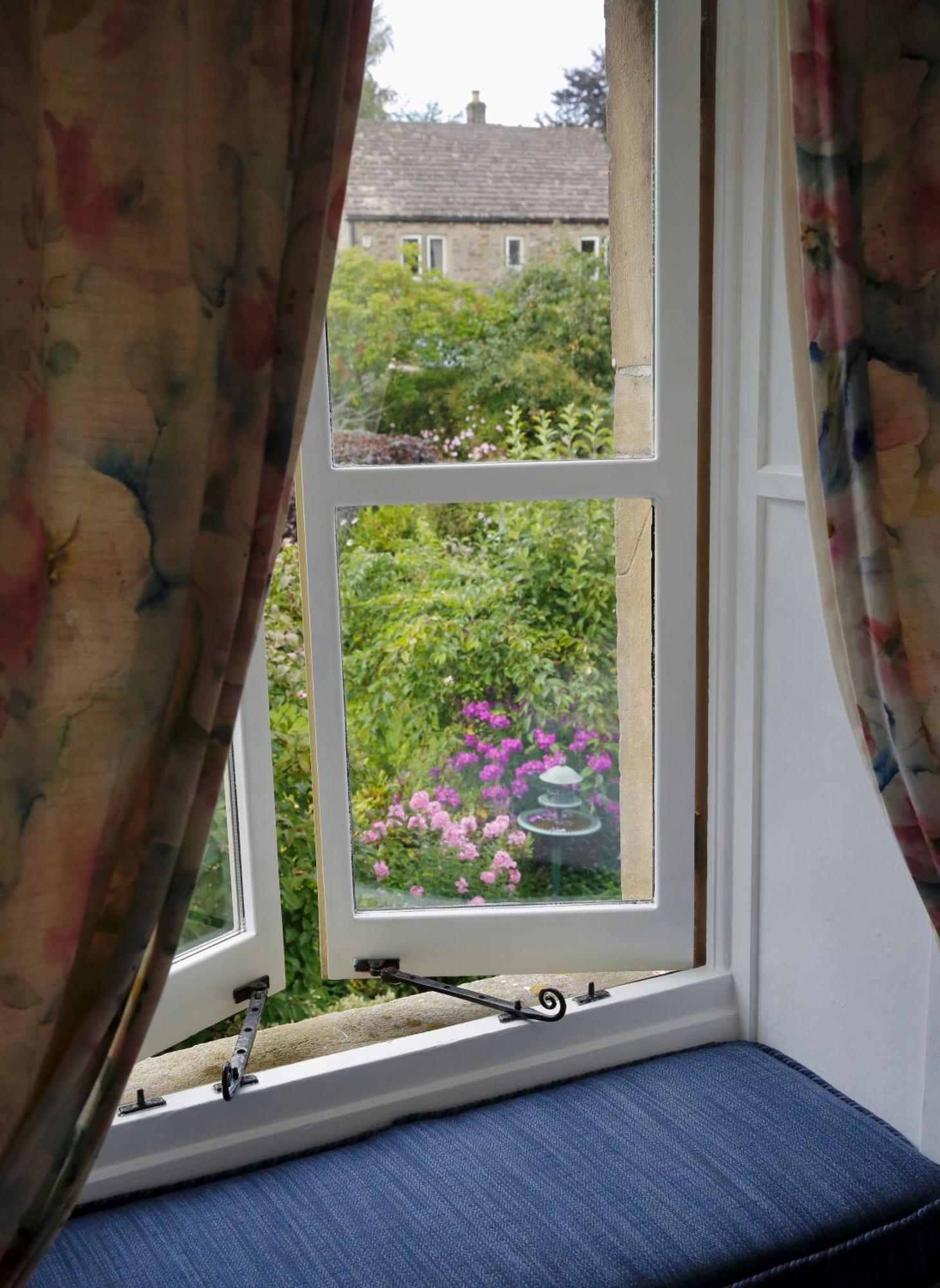 Ashfield House Hotell Grassington Rum bild A window with curtains